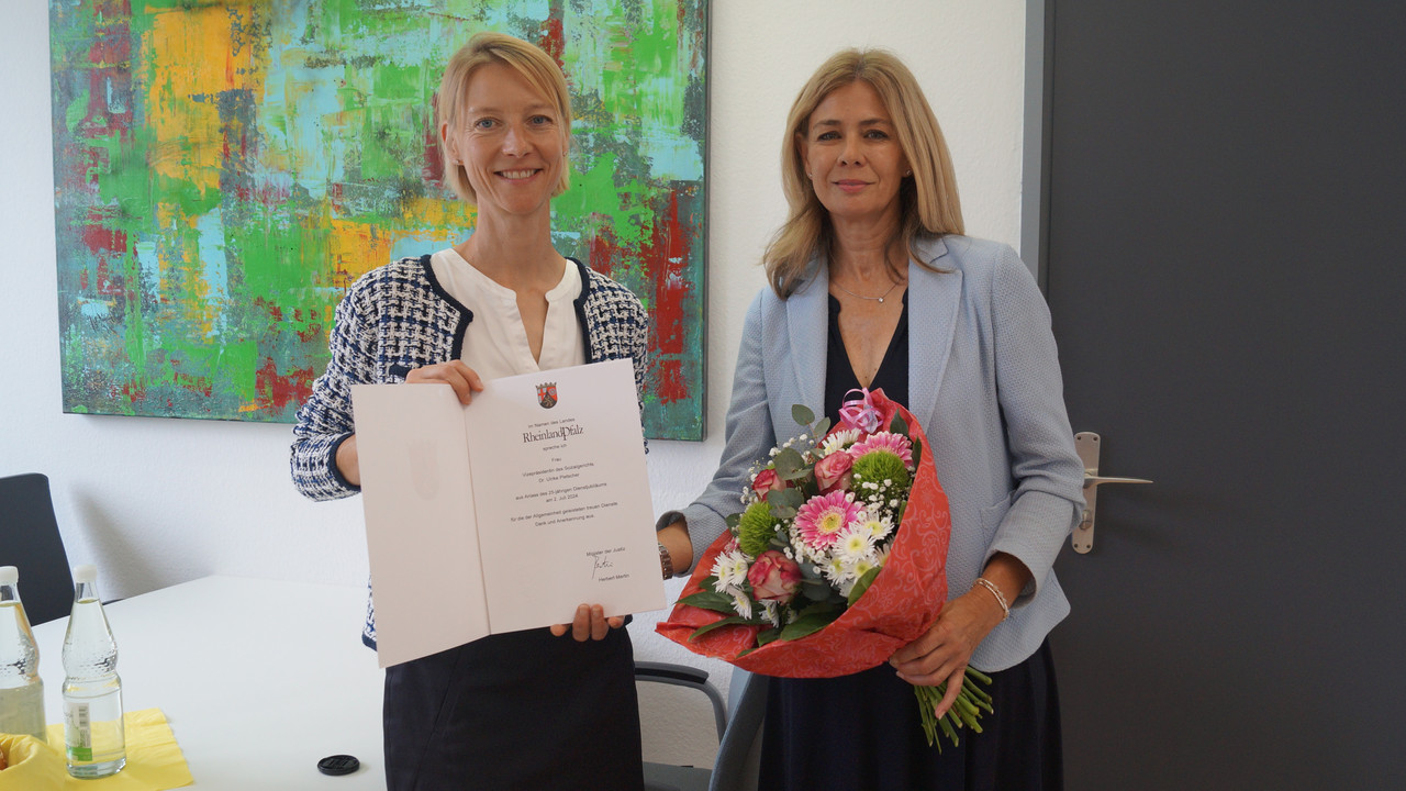 Vizepräsidentin am Sozialgericht Speyer Dr. Ulrike Pletscher (r.) bekommt von der Präsidentin des Sozialgerichts Speyer Dr. Britta Wiegand (l.) die Dankesurkunde überreicht