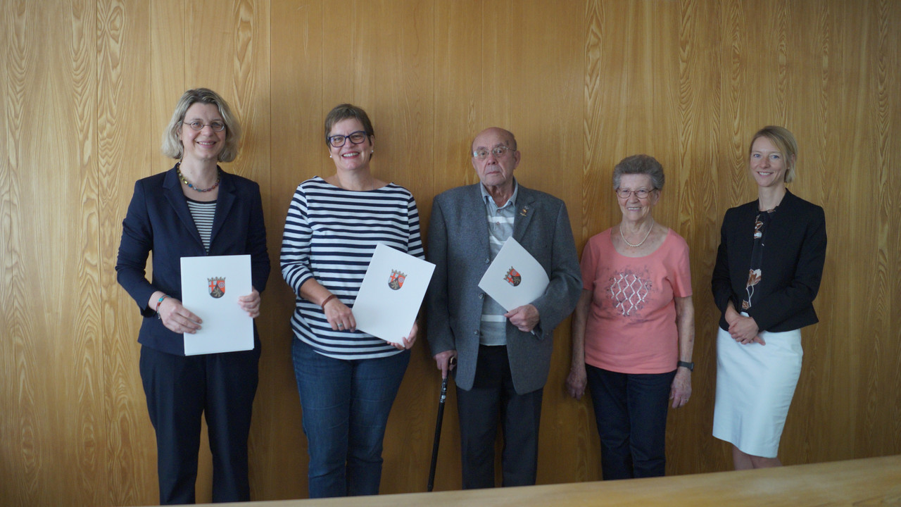 Die Präsidentin des Sozialgerichts Speyer Dr. Britta Wiegand ehrt ehrenamtliche Richterinnen und Richter 